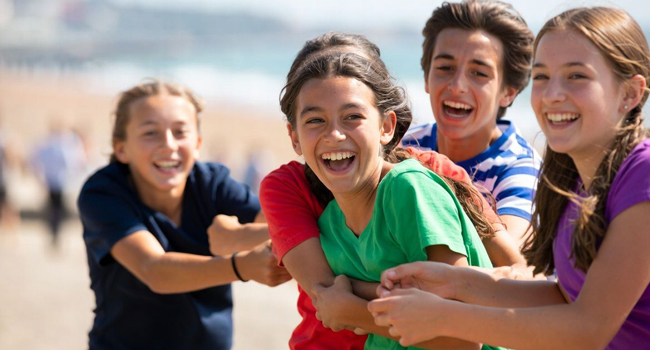 Soggiorni linguistici in Inghilterra Eastbourne con LISA! – sicurezza, assistenza e divertimento in gruppo Gruppo di studenti a Eastbourne Inghilterra durante un soggiorno linguistico LISA! gioca insieme sulla spiaggia e si sente al sicuro