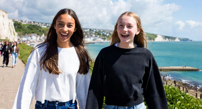 Soggiorni linguistici in Inghilterra Eastbourne con LISA! – costa, città ed esperienze indimenticabili Due studentesse a Eastbourne Inghilterra durante un soggiorno linguistico LISA! lungo la costa con vista mare