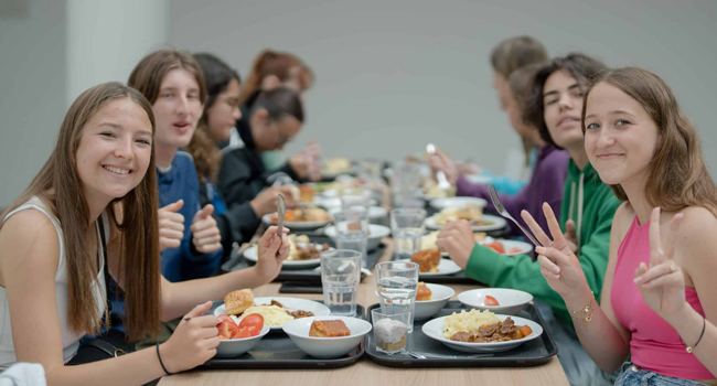 Soggiorni linguistici in Inghilterra Eastbourne con LISA! – alloggio, pasti e vita condivisa Studenti nella mensa a Eastbourne Inghilterra durante un soggiorno linguistico LISA! mangiano insieme nell’alloggio