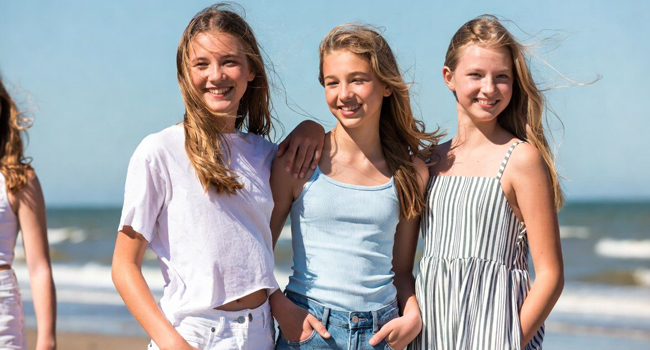 Studentesse sulla spiaggia a Exmouth durante un soggiorno linguistico LISA! godono del mare, del vento e del tempo insieme