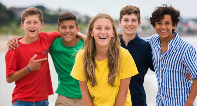 Gruppo di studenti a Exmouth durante un soggiorno linguistico LISA! ridono insieme vicino alla spiaggia e si divertono
