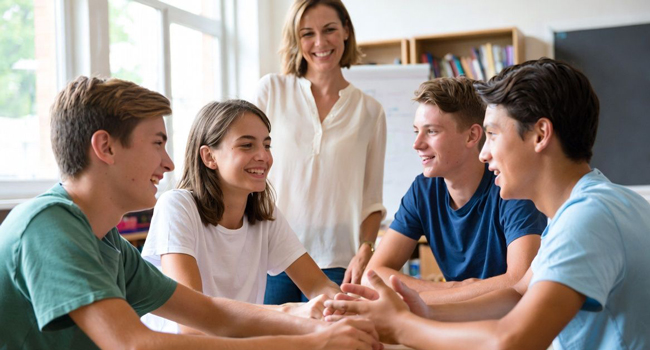 Studenti in lezione di inglese a Exmouth durante un soggiorno linguistico LISA! imparano insieme in una scuola di lingua