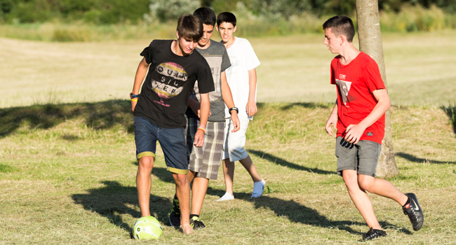 Studenti che giocano a calcio a Exmouth durante un soggiorno linguistico LISA! si divertono con attività sportive