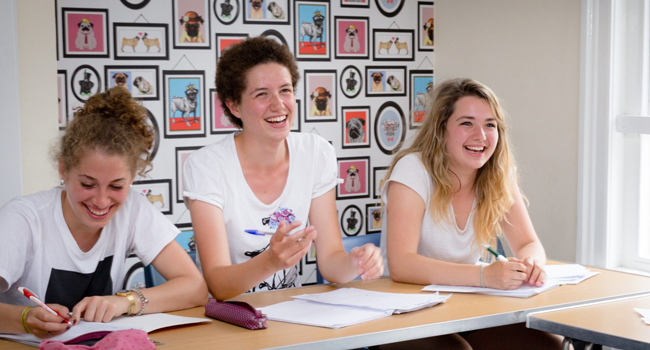  Studentesse in lezione di inglese a Exmouth durante un soggiorno linguistico LISA! imparano insieme in una scuola di lingua