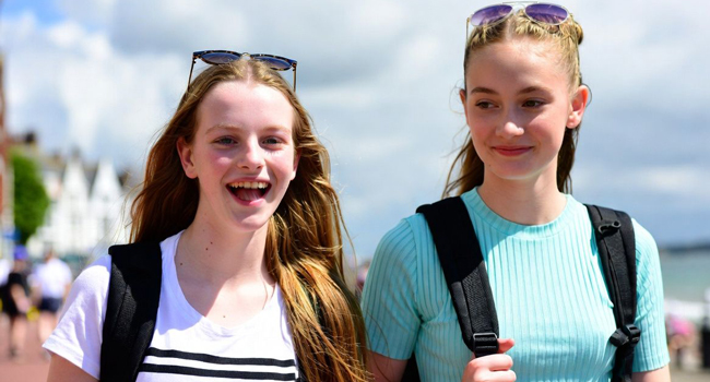 Studentesse a Exmouth durante un soggiorno linguistico LISA! passeggiano lungo il mare e si godono il tempo libero