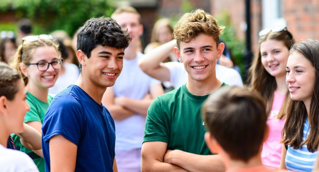 Studenti a Exmouth durante un soggiorno linguistico LISA! parlano durante la pausa e si godono il gruppo