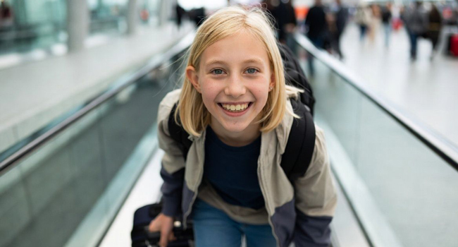 Soggiorni linguistici a Jersey con LISA! – arrivo, viaggio e inizio dell’avventura per studenti Studentessa con valigia in arrivo a Jersey durante un soggiorno linguistico LISA! entusiasta per il soggiorno