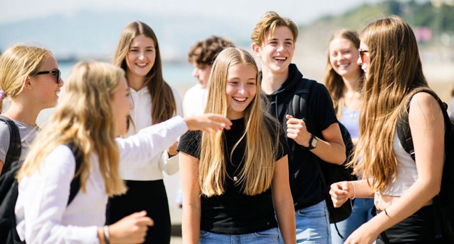 Soggiorni linguistici a Jersey con LISA! – supporto, gruppo ed esperienze in spiaggia Gruppo di studenti a Jersey durante un soggiorno linguistico LISA! in spiaggia con supervisione e attività di gruppo