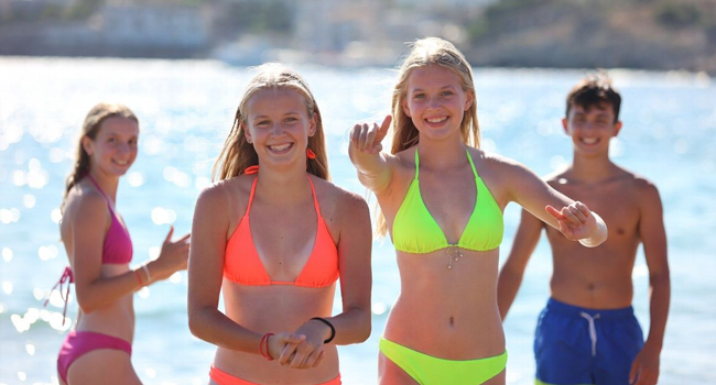 Soggiorni linguistici a Jersey con LISA! – spiaggia, mare e prenotazione facile per esperienze indimenticabili Studenti sulla spiaggia a Jersey durante un soggiorno linguistico LISA! godono del mare, del sole e del tempo insieme