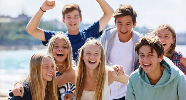 Soggiorni linguistici a Jersey con LISA! – motivi per studiare, gruppo ed esperienze al mare Gruppo di studenti a Jersey durante un soggiorno linguistico LISA! al mare si diverte insieme e vive momenti indimenticabili