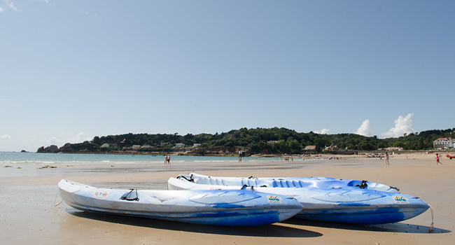 Soggiorni linguistici a Jersey con LISA! – spiaggia, mare e programma di attività Spiaggia a Jersey con kayak sul mare durante un soggiorno linguistico LISA! per studenti con programma di attività