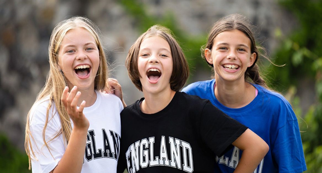 Soggiorni linguistici a Jersey con LISA! – sicurezza, supporto ed esperienze indimenticabili per studenti Studentesse a Jersey durante un soggiorno linguistico LISA! ridono insieme e si sentono sicure e supportate