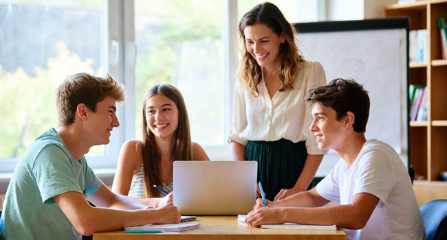 Soggiorni linguistici a Jersey con LISA! – corso di lingua, lezioni e apprendimento di gruppo per studenti Studenti in lezione di inglese a Jersey durante un soggiorno linguistico LISA! imparano insieme in classe con insegnante