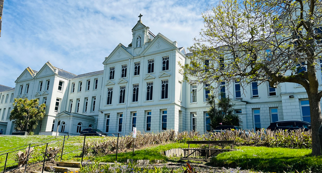 Soggiorni linguistici a Jersey con LISA! – scuola di lingua, lezioni e college estivo Scuola di lingue a Jersey Inghilterra durante un soggiorno linguistico LISA! per studenti in un college estivo
