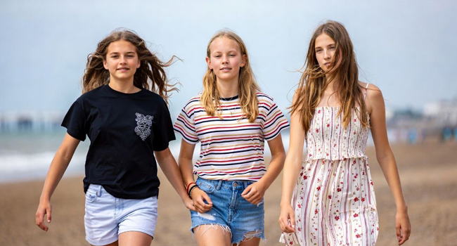 Soggiorni linguistici a Portsmouth con LISA! – motivi per studiare, spiaggia ed esperienze per studenti Studentesse sulla spiaggia a Portsmouth durante un soggiorno linguistico LISA! godono del mare, della libertà e del tempo insieme