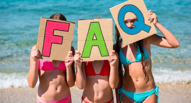 FAQ soggiorni linguistici LISA! Portsmouth – risposte per studenti Studentesse sulla spiaggia a Portsmouth tengono lettere FAQ durante un soggiorno linguistico LISA! con il mare sullo sfondo