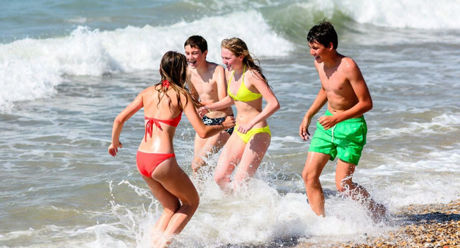 Soggiorni linguistici a Portsmouth con LISA! – tempo libero, mare e divertimento in acqua Studenti che fanno il bagno nel mare a Portsmouth durante un soggiorno linguistico LISA! si divertono in spiaggia