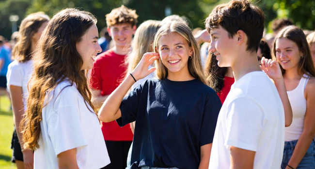 Soggiorni linguistici a Portsmouth con LISA! – supporto, sicurezza e gruppo per studenti Gruppo di studenti a Portsmouth durante un soggiorno linguistico LISA! parlano insieme e vivono supporto e sicurezza