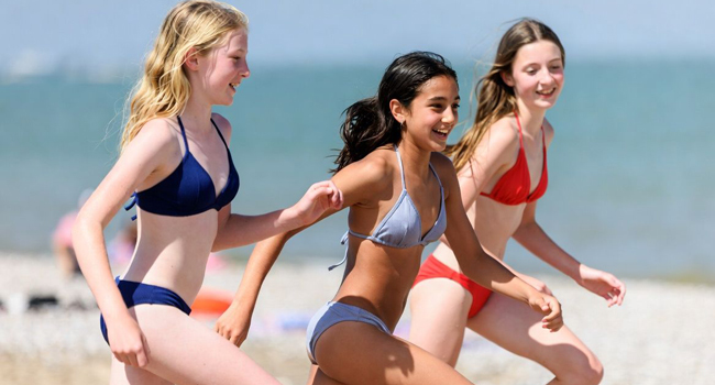 Soggiorni linguistici a Portsmouth con LISA! – spiaggia, mare ed esperienze indimenticabili per studenti Studentesse sulla spiaggia a Portsmouth durante un soggiorno linguistico LISA! corrono lungo il mare e si divertono