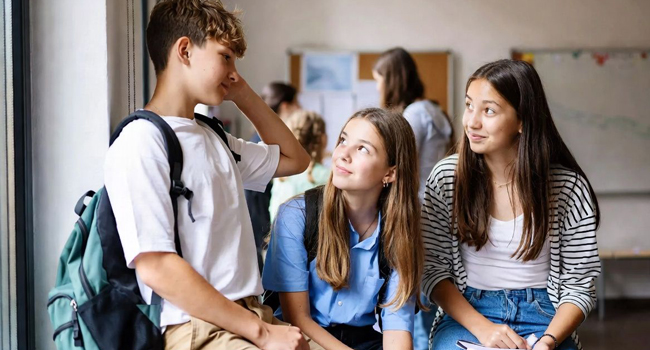 Soggiorni linguistici a Portsmouth con LISA! – lezioni, apprendimento di gruppo e interazione Studenti in lezione di inglese a Portsmouth durante un soggiorno linguistico LISA! imparano insieme e interagiscono