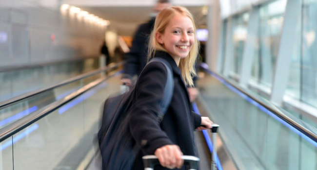 Arrivo a Ennis per una vacanza studio LISA! di inglese in Irlanda Studentessa con valigia all’arrivo per una vacanza studio LISA! di inglese a Ennis, Irlanda