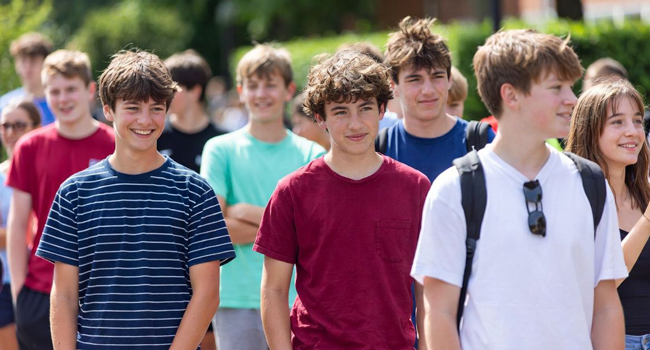 Assistenza e supervisione durante una vacanza studio LISA! di inglese a Ennis Gruppo di studenti durante un’attività supervisionata in una vacanza studio LISA! di inglese a Ennis, Irlanda
