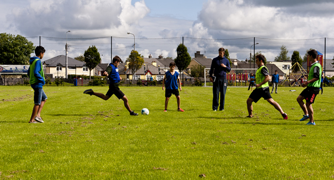 Programma di attività durante una vacanza studio LISA! di inglese a Ennis Studenti che giocano a calcio durante il programma ricreativo di una vacanza studio LISA! di inglese a Ennis, Irlanda