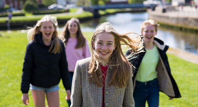 Scoprire Ennis con una vacanza studio LISA! di inglese in Irlanda Studentesse lungo il fiume a Ennis durante una vacanza studio LISA! di inglese in Irlanda
