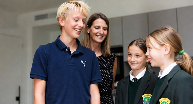 Alloggio presso una famiglia ospitante durante una vacanza studio LISA! di inglese a Ennis Studente con la sua famiglia ospitante durante una vacanza studio LISA! di inglese a Ennis, Irlanda