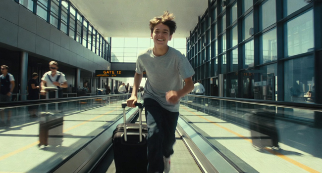 Viaggio verso un soggiorno linguistico per studenti con LISA! – studente con valigia in aeroporto Studente con valigia in viaggio verso un soggiorno linguistico LISA! per studenti in aeroporto