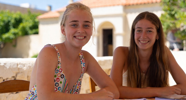 Soggiorni linguistici per studenti a Malta con LISA! – imparare l’inglese insieme Due studentesse che studiano insieme durante un soggiorno linguistico LISA! per studenti a Malta