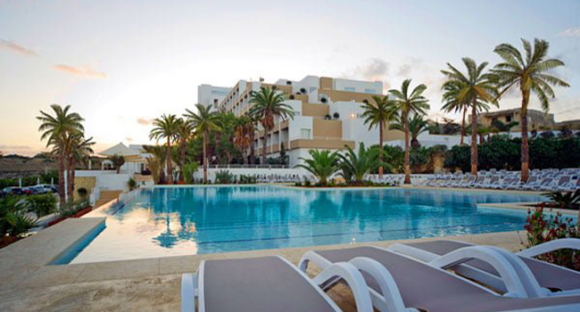 Hotel con piscina a Malta Salina Beach durante un soggiorno linguistico LISA! per studenti con strutture moderne
