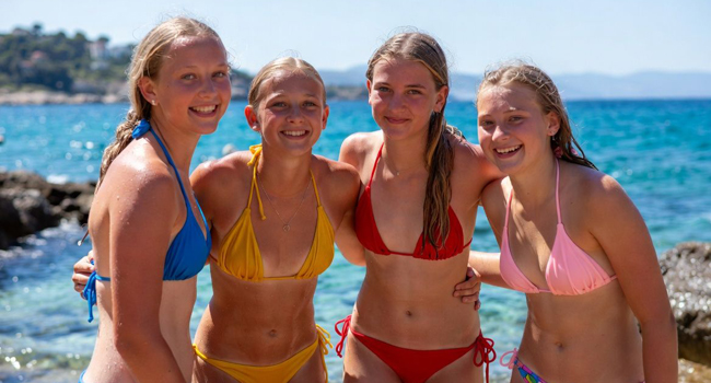 Ingresso a Malta per un soggiorno linguistico per studenti a San Gwann con LISA! Quattro ragazze vicino al mare in bikini colorati durante un soggiorno linguistico a Malta San Gwann