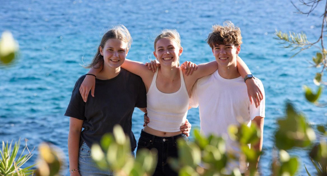 100% sicurezza durante un soggiorno linguistico a Malta San Gwann per studenti con LISA! Tre studenti vicino al mare che si abbracciano in amicizia durante un soggiorno linguistico a Malta San Gwann