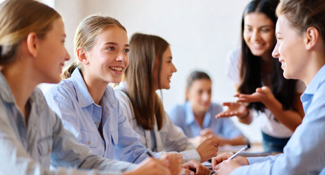 Corso di inglese per studenti a San Gwann Malta con LISA! Studenti in una lezione di inglese a Malta San Gwann in un corso di lingua che imparano l’inglese