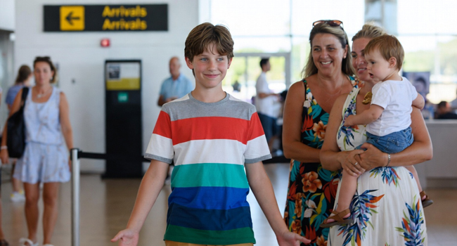 Arrivo in un soggiorno linguistico LISA! – studente accolto in aeroporto Studente che arriva in aeroporto ed è accolto durante un soggiorno linguistico LISA! per studenti