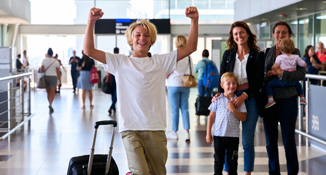 Arrivo per un soggiorno linguistico per studenti a Malta con LISA! – studente in aeroporto Studente in arrivo all’aeroporto entusiasta per un soggiorno linguistico LISA! per studenti a Malta