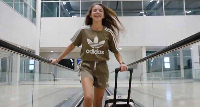 Arrivo per un soggiorno linguistico per studenti a Malta con LISA! – studentessa con valigia in aeroporto Studentessa con valigia in arrivo all’aeroporto per un soggiorno linguistico LISA! per studenti a Malta