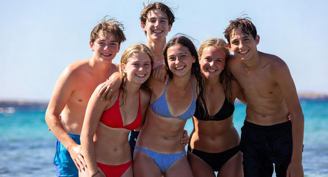 Soggiorni linguistici per studenti a Malta con LISA! – programma di attività in spiaggia Gruppo di studenti vicino al mare a Malta durante il programma di attività di un soggiorno linguistico LISA! per studenti