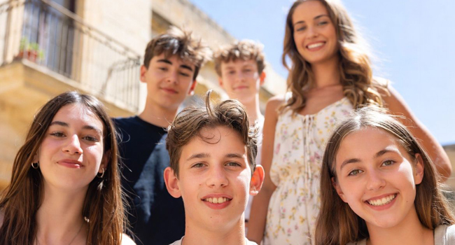 Soggiorni linguistici per studenti a Malta con LISA! – supervisione ed esperienza di gruppo Gruppo di studenti durante un soggiorno linguistico LISA! per studenti a Malta con supervisione e interazione internazionale