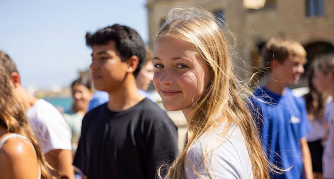 Soggiorni linguistici per studenti a Malta con LISA! – studenti che scoprono la città insieme Studentessa a Malta durante un soggiorno linguistico LISA! per studenti in città con altri studenti