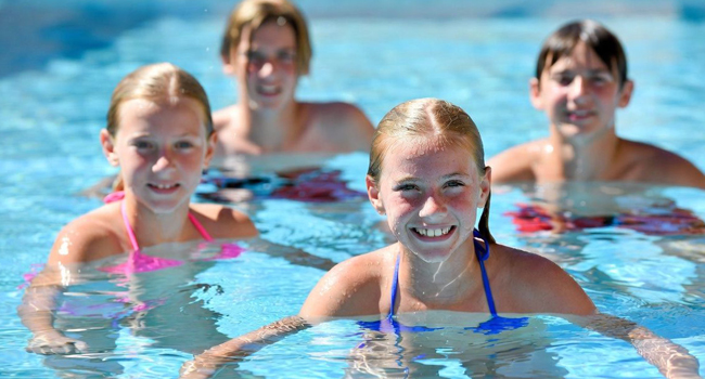 Soggiorni linguistici per studenti a Malta con LISA! – studenti nella piscina dell’alloggio Quattro studenti nella piscina dell’alloggio durante un soggiorno linguistico LISA! per studenti a Malta