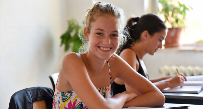 Soggiorni linguistici per studenti a Malta con LISA! – imparare l’inglese in classe Studentessa in una lezione di inglese durante un soggiorno linguistico LISA! per studenti a Malta