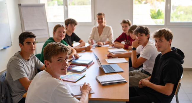 Lezioni di inglese con un’insegnante TEFL a Sliema, Malta con LISA! – studenti che imparano l’inglese. Un’insegnante TEFL che insegna inglese agli studenti durante un soggiorno linguistico LISA! a Sliema, Malta simboleggia le lezioni di inglese con insegnanti qualificati a Malta.