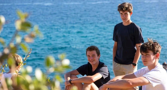 Soggiorni linguistici per studenti Malta Sliema 3 ragazzi al mare Soggiorni linguistici per studenti Malta Sliema 3 ragazzi al mare