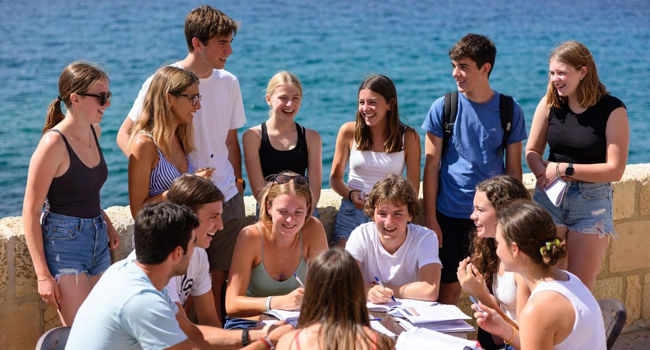 Programma di attività LISA! a Sliema, Malta – molti studenti vicino al mare. Molti studenti vicino al mare durante il programma di attività simboleggiano il programma di attività LISA! a Sliema, Malta.