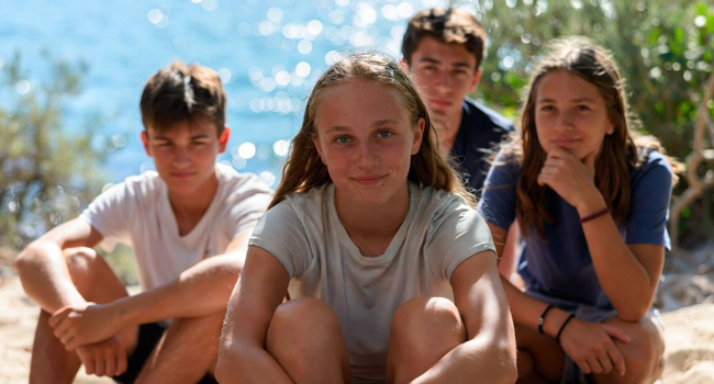 Soggiorni linguistici per studenti a Malta St. Julian’s con LISA! Quattro bambini vicino al mare a Malta St. Julian’s in un soggiorno linguistico a Malta con LISA!