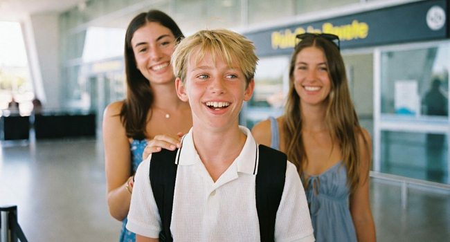Arrivo sicuro per studenti a Málaga con LISA! – uno studente accolto da ospiti locali. Uno studente che arriva in sicurezza a Málaga ed è accolto da due donne spagnole simboleggia l’arrivo sicuro durante un soggiorno linguistico LISA! per studenti a Málaga.
