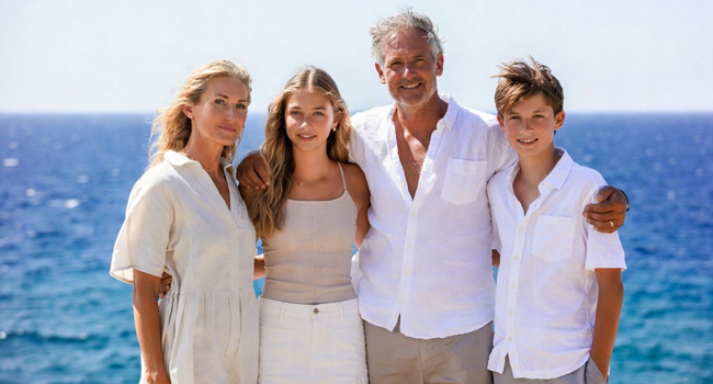Soggiorni linguistici per famiglie a Málaga con LISA! – una famiglia con bambini vicino al mare. Una famiglia con bambini vicino al mare a Málaga simboleggia i soggiorni linguistici per famiglie a Málaga con LISA!.