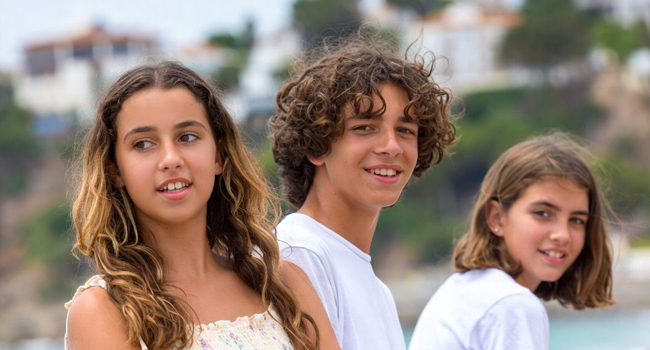 Prenotazione di un soggiorno linguistico LISA! per studenti a Málaga – un ragazzo e due ragazze sulla spiaggia. Un ragazzo e due ragazze sulla spiaggia di Málaga simboleggiano la prenotazione di un soggiorno linguistico LISA! per studenti a Málaga.